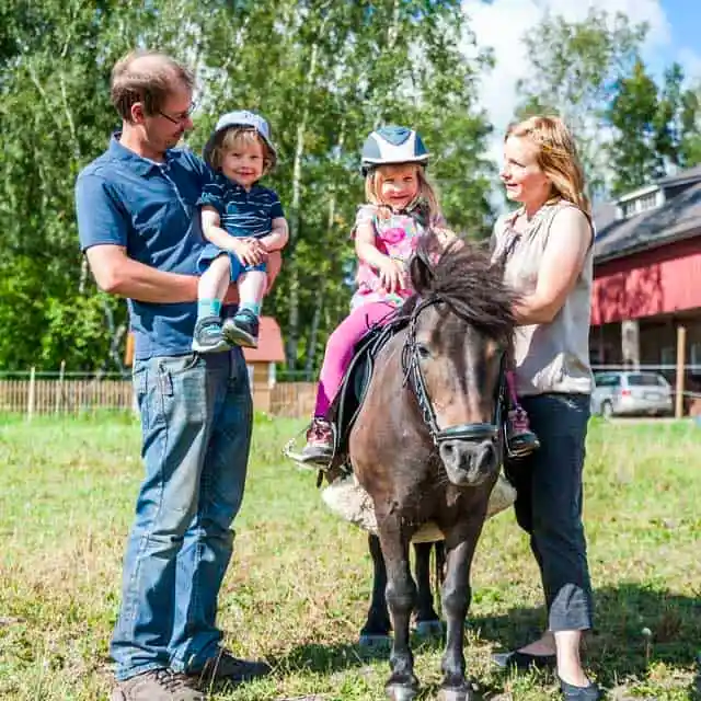 Hanhialan Tilan väkeä pihapiirissä